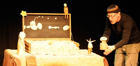 Escena del espectáculo Pedra a Pedra de la Cía. Teatre de l'Home Dibuixat. Fotografía de Fran Simó.